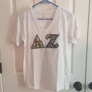 Delta Zeta DZ V-neck tee shirt stitched! Like new!